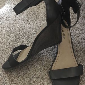 9.5 Kenneth Cole black wedges, EUC